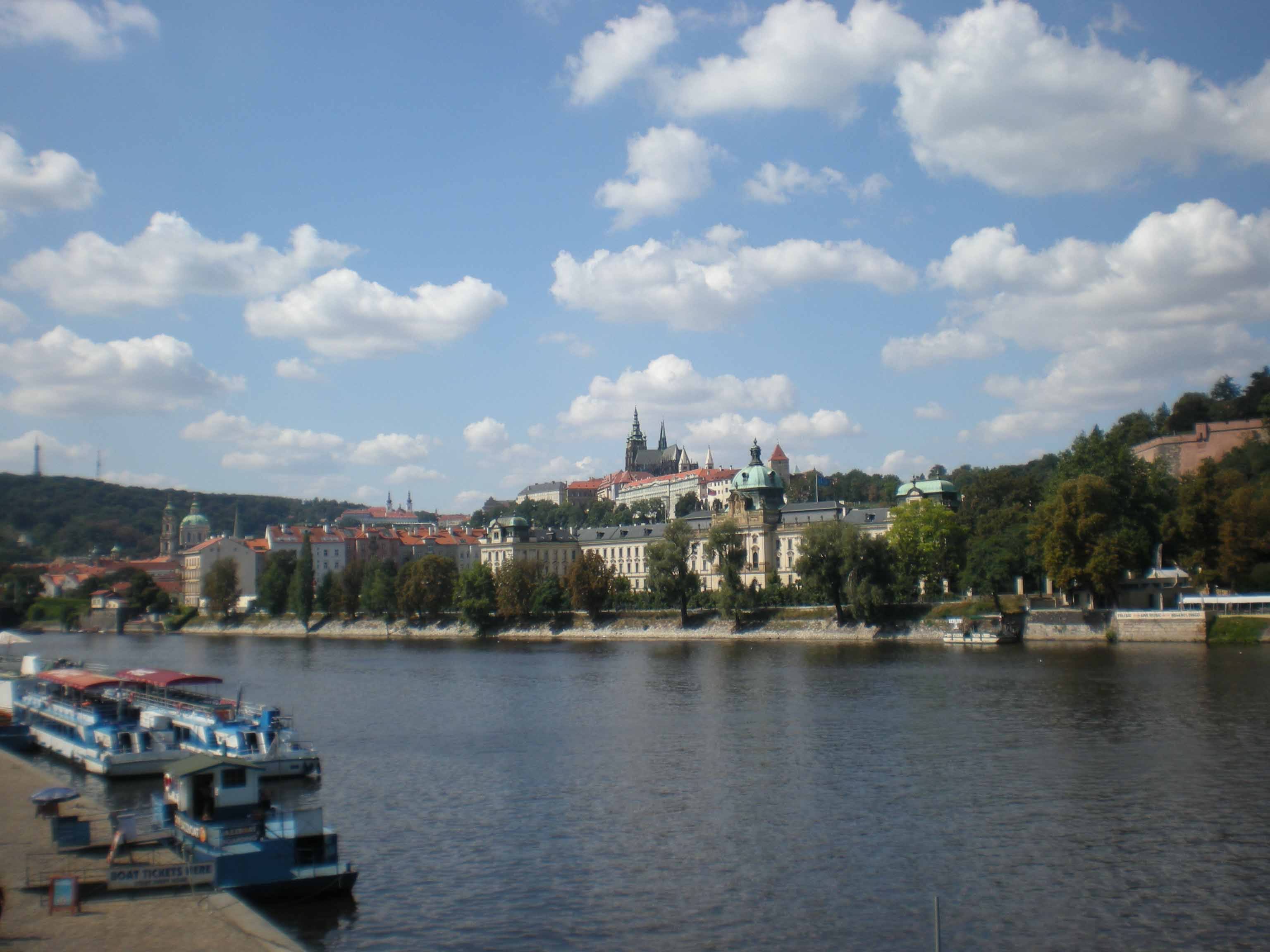 Praga, lungo fiume della Moldava con vista sul castello reale